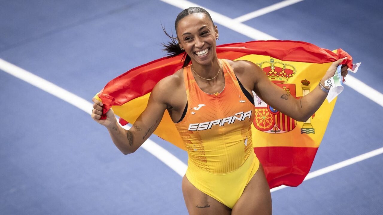 Ana Peleteiro: “Disfruto muchísimo la maternidad, las luchan pasan y veo la luz” 