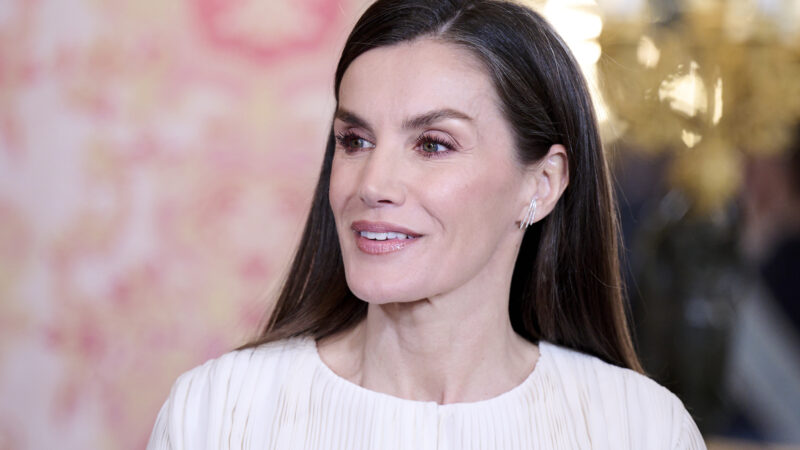 El agua caliente sobre la cara puede dañarte (la rutina de piel de la Reina Letizia te lo enseña)